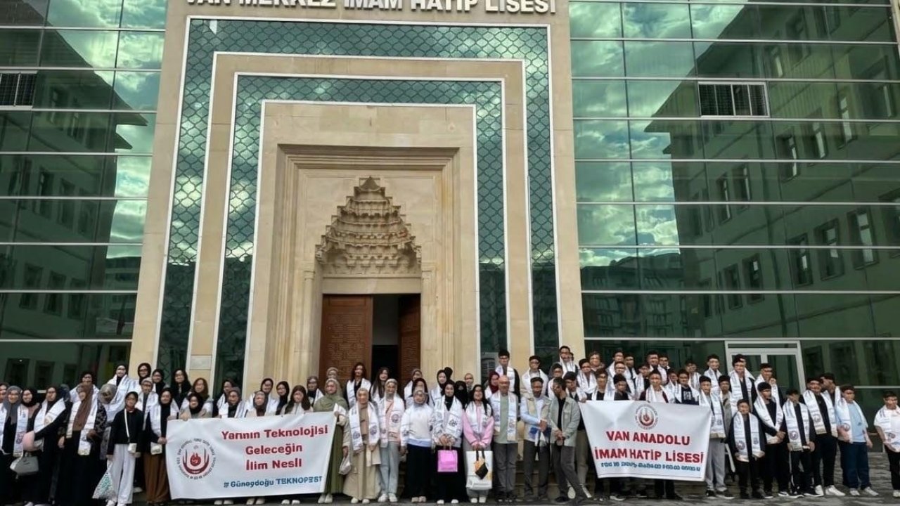 Van Anadolu İmam Hatip Lisesinden TEKNOFEST’e 100 kişilik katılım
