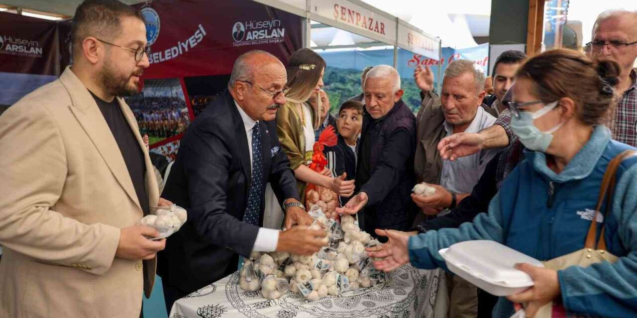 Başkan Arslan, Ankara’da vatandaşlarla Taşköprü sarımsağı dağıttı