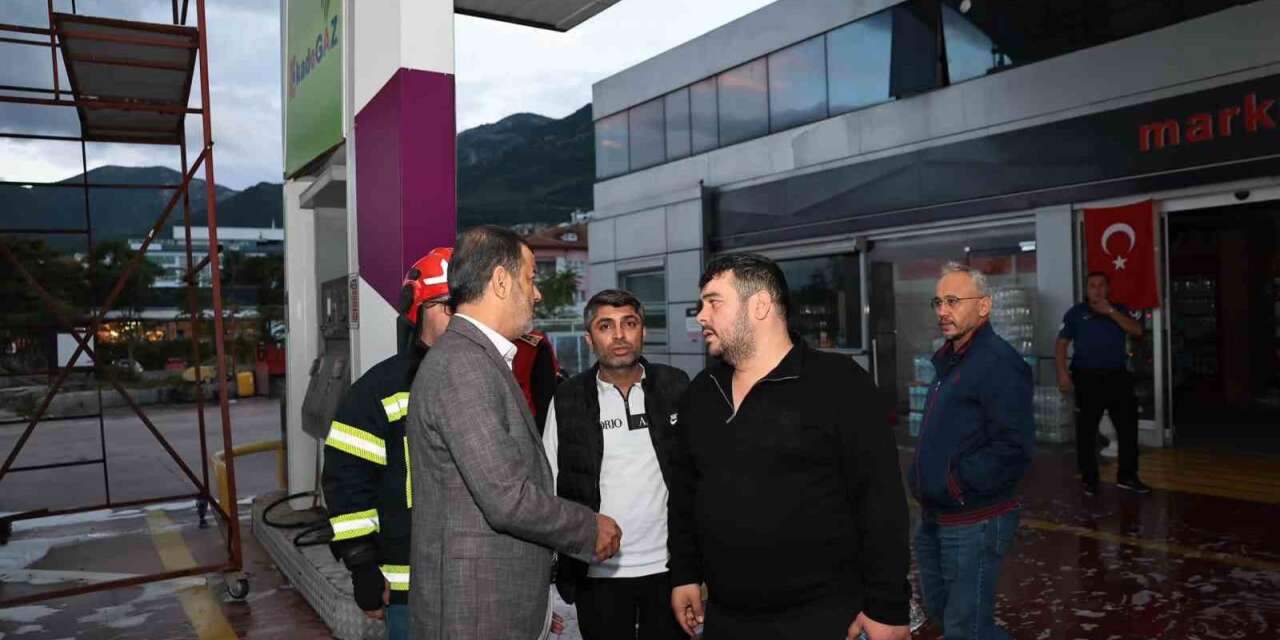 Başkan Çavuşoğlu yangının ardından işletme sahipleri ve çalışanları ziyaret etti