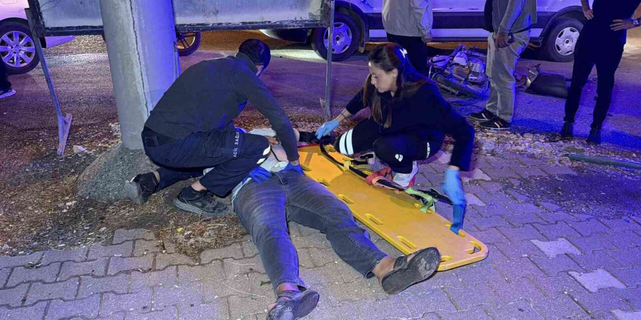 Motosiklet ile otomobil çarpıştı: 2 yaralı