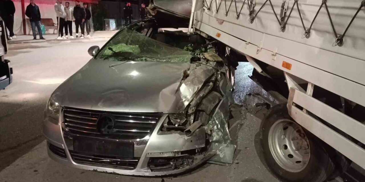 Amasya’da kamyonete çarpan otomobil hurdaya döndü: 1 yaralı