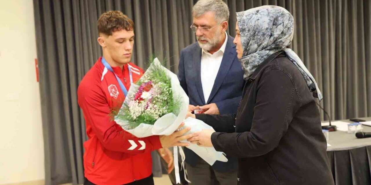 Kepsut’un genç pehlivanı İsmet Emir’e Başkan Cankul’dan tebrik