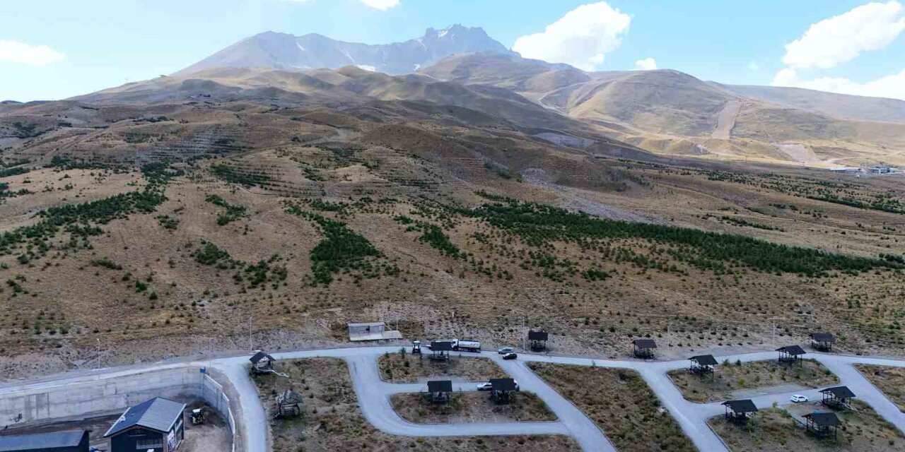 Kayseri Büyükşehir’den Erciyes’in eteklerinde yeşil seferberlik