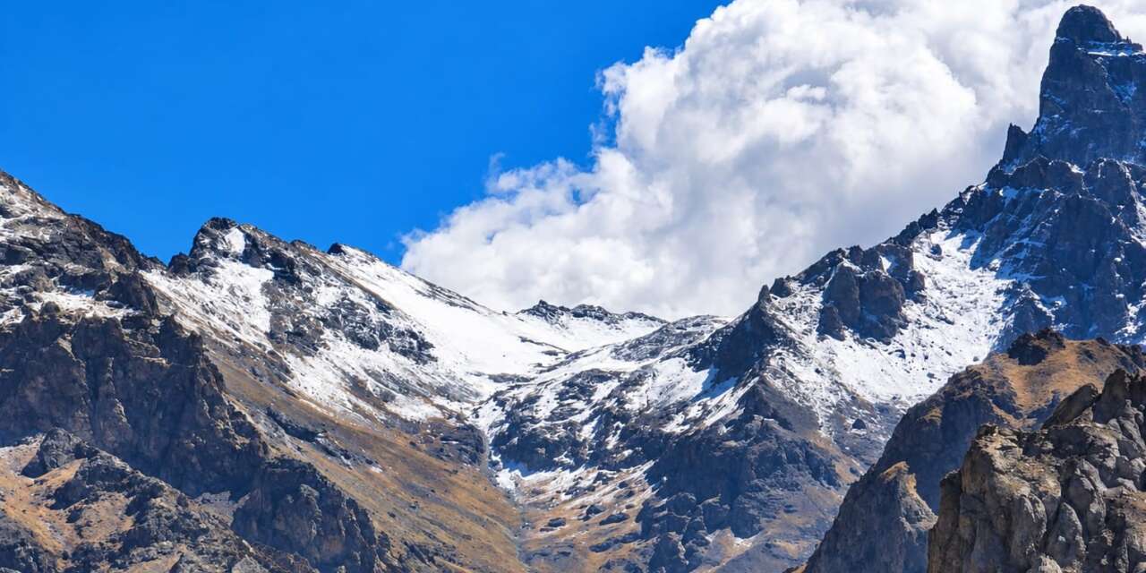 Hakkari’de yüksek kesimler beyaza büründü