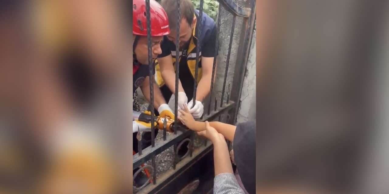 Osmaniye’de korkuluğa saplanan çocuğun parmağını itfaiye kurtardı