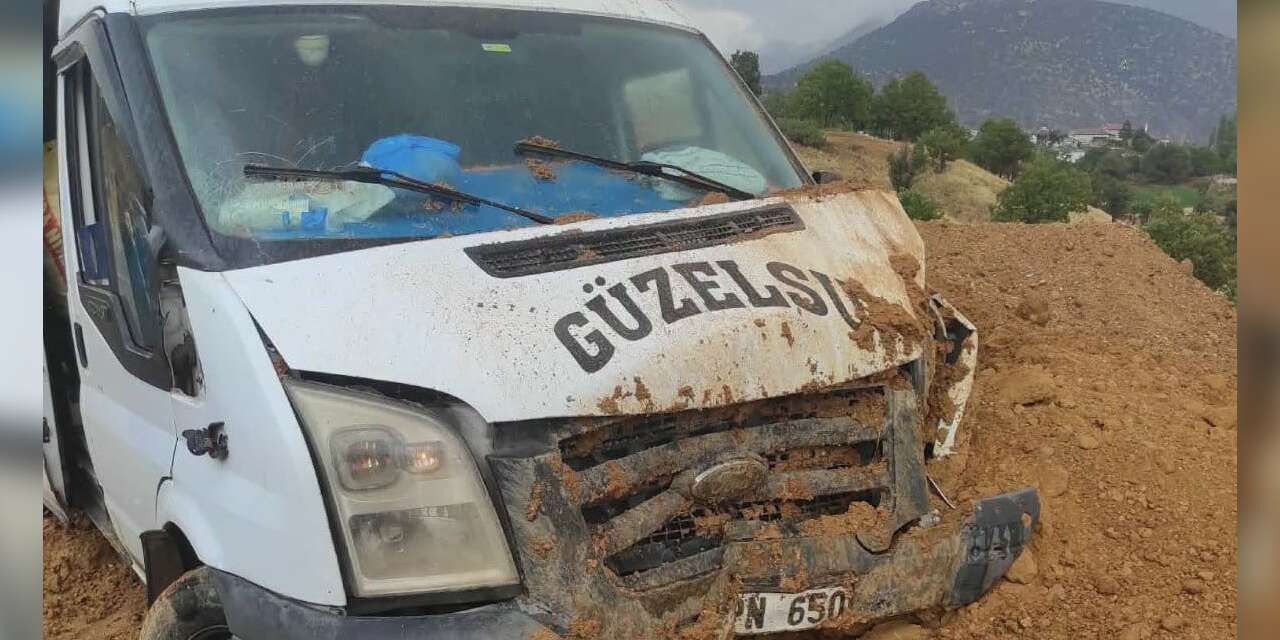 Yolcu minibüsü şarampole girdi