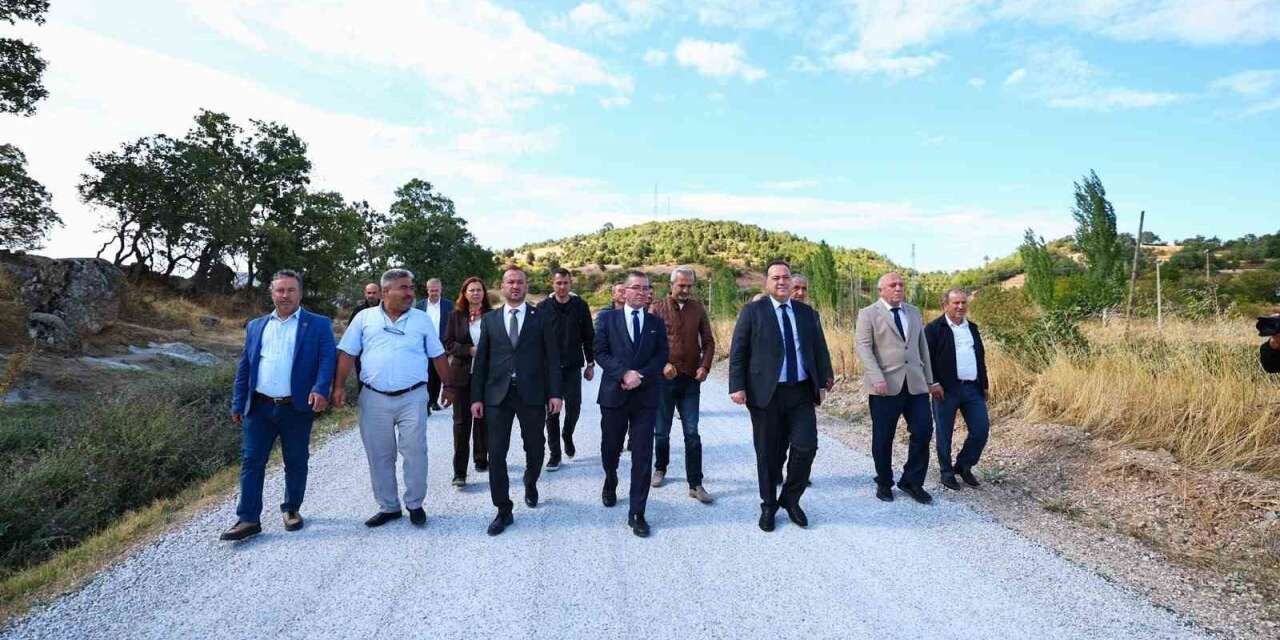Başkan Dutlulu, Demirci’de 12 mahalleye ulaşım sağlayan yolu inceledi