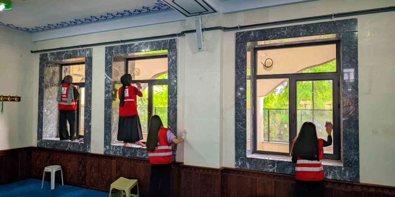 Ağrı’da Kızılay gönüllüleri Merkez Camii’ni temizledi
