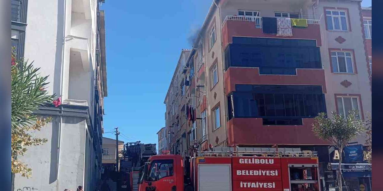 Gelibolu’da bir apartmanın 4’üncü katından çıkan yangın korkuttu