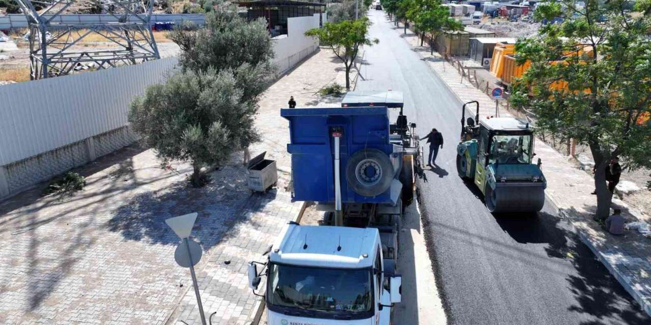 Yunusemre Emlakdere’de 2 kilometrelik yol sıcak asfaltla yenilendi