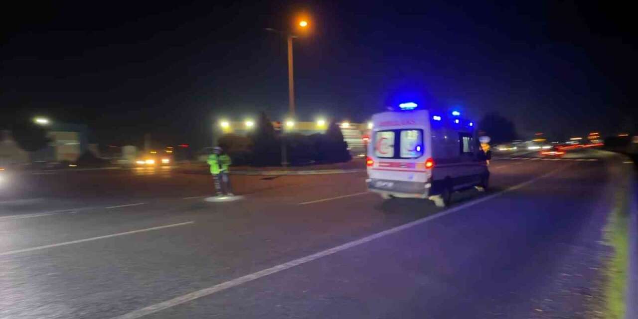 Trafikte kalan ambulansa polis ekiplerinden hızlı müdahale