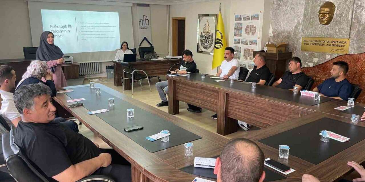 Belediye personeline psikolojik ilk yardım eğitimi verildi