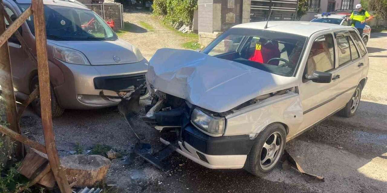 Bilecik’te otomobil elektrik direğine çarptı: 1 yaralı
