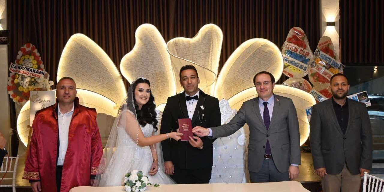 Tekin çiftinin nikahlarını Kaymakam Türker kıydı
