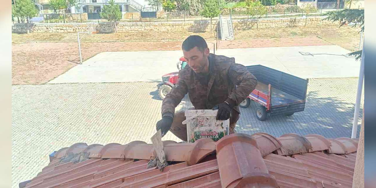 Okulun çatısının işçiliğini muhtar ücretsiz yaptı