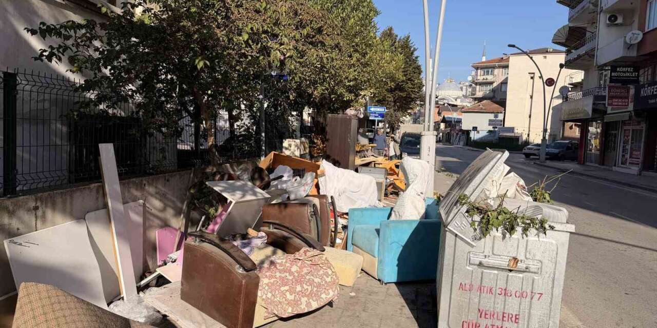 Kaldırımda akılalmaz görüntü: Ne varsa dışarı attılar