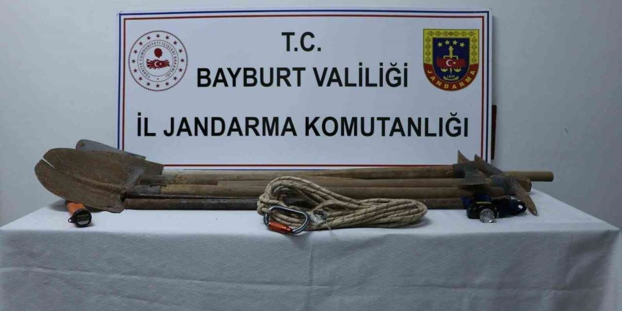 Bayburt’ta izinsiz kazı yapan 6 şüpheli suçüstü yakalandı