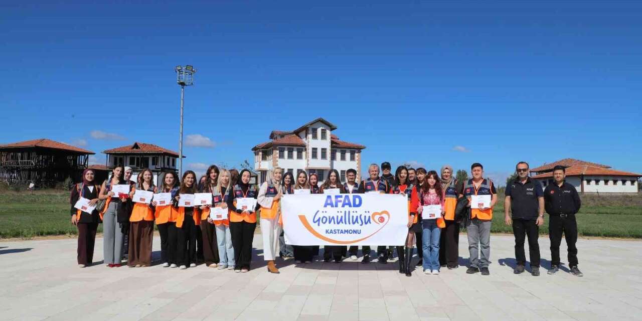 Eğitimleri tamamlanan 38 gönüllü daha destek AFAD gömüllüsü kimliği aldı