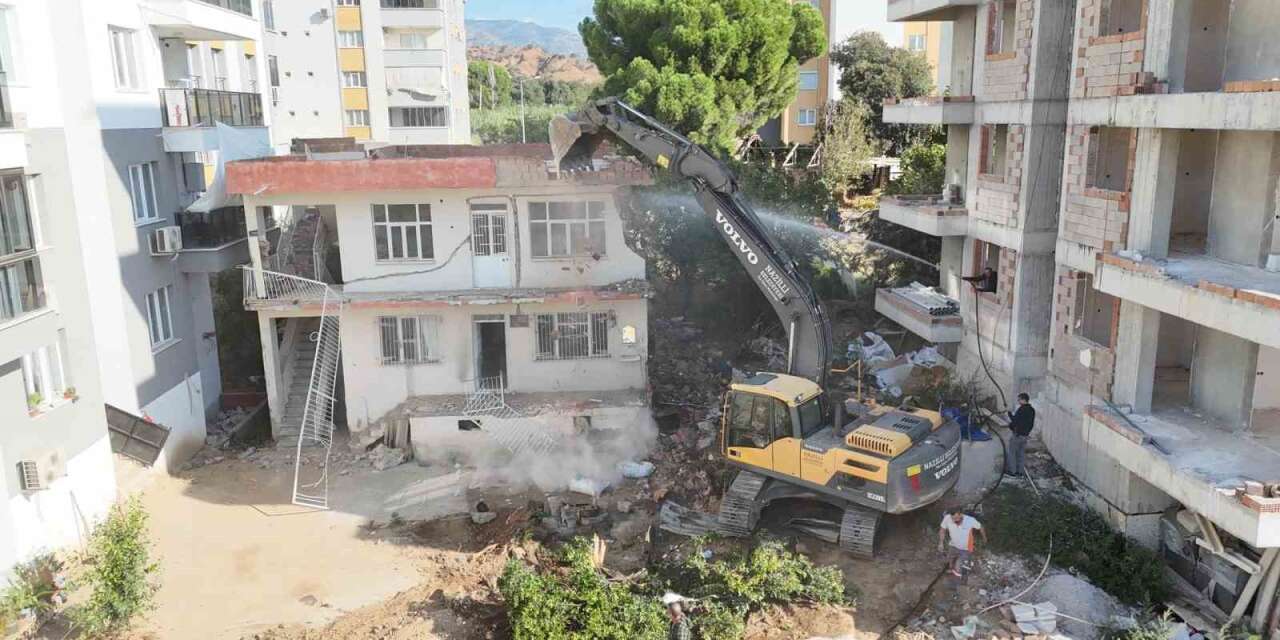 Metruk bina yıkıldı, trafik rahatlayacak