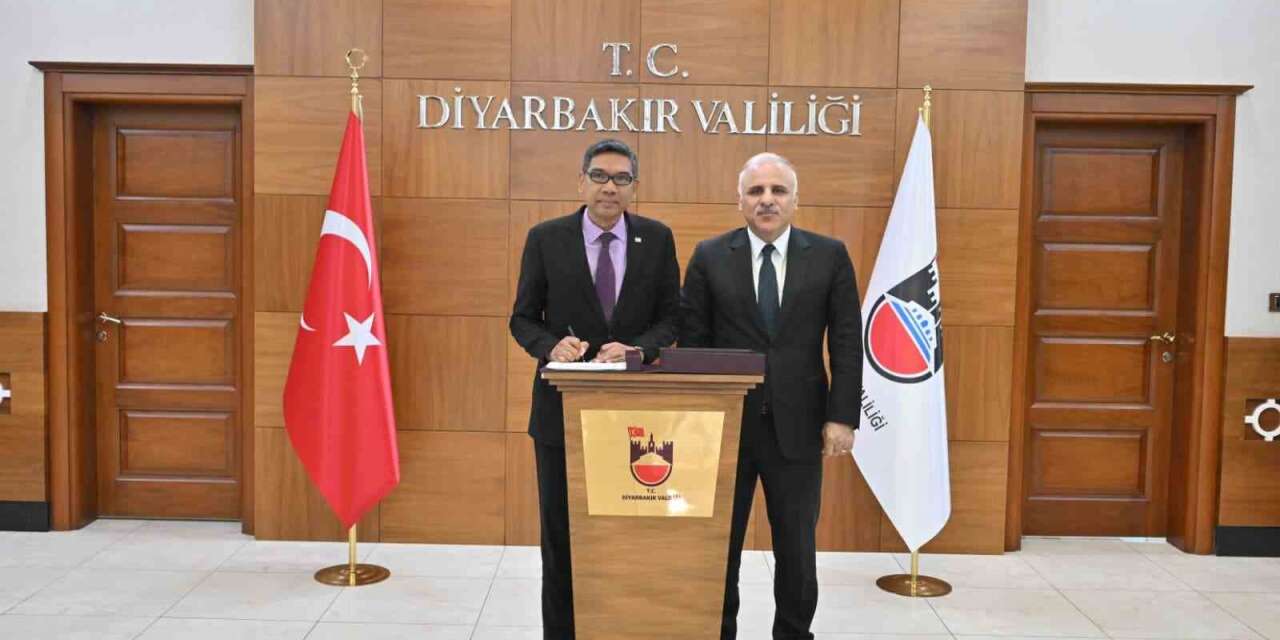 Malezya Ankara Büyükelçisi Shaffieq Vali Murat Zorluoğlu ile bir araya geldi