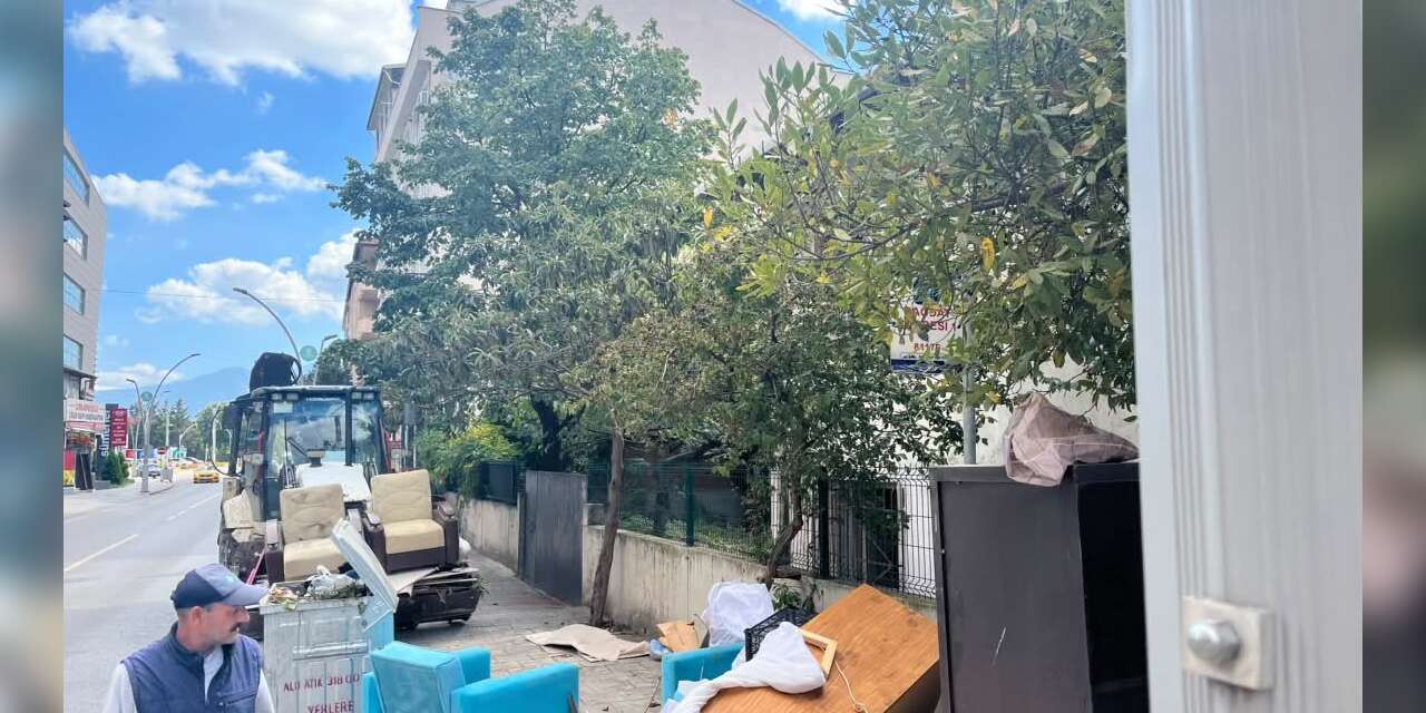 İzmit’te kaldırımdaki çöp yığını temizlendi