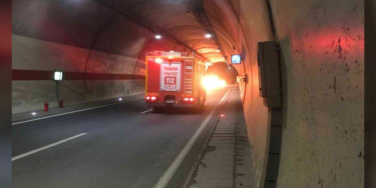 Trabzon’un Maçka ilçesindeki T2 Tüneli’nde kaza sonrası yangın çıktı
