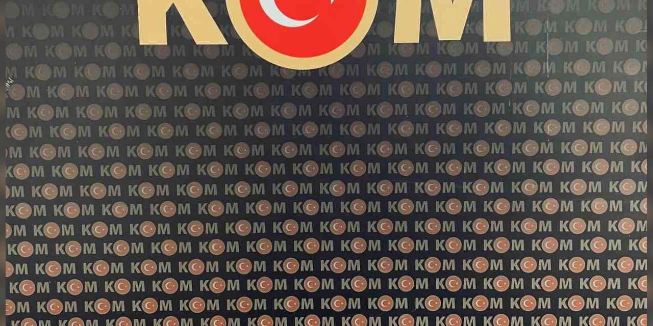 Sürücü belgesi sınavında kopya düzeneğiyle yakalandılar