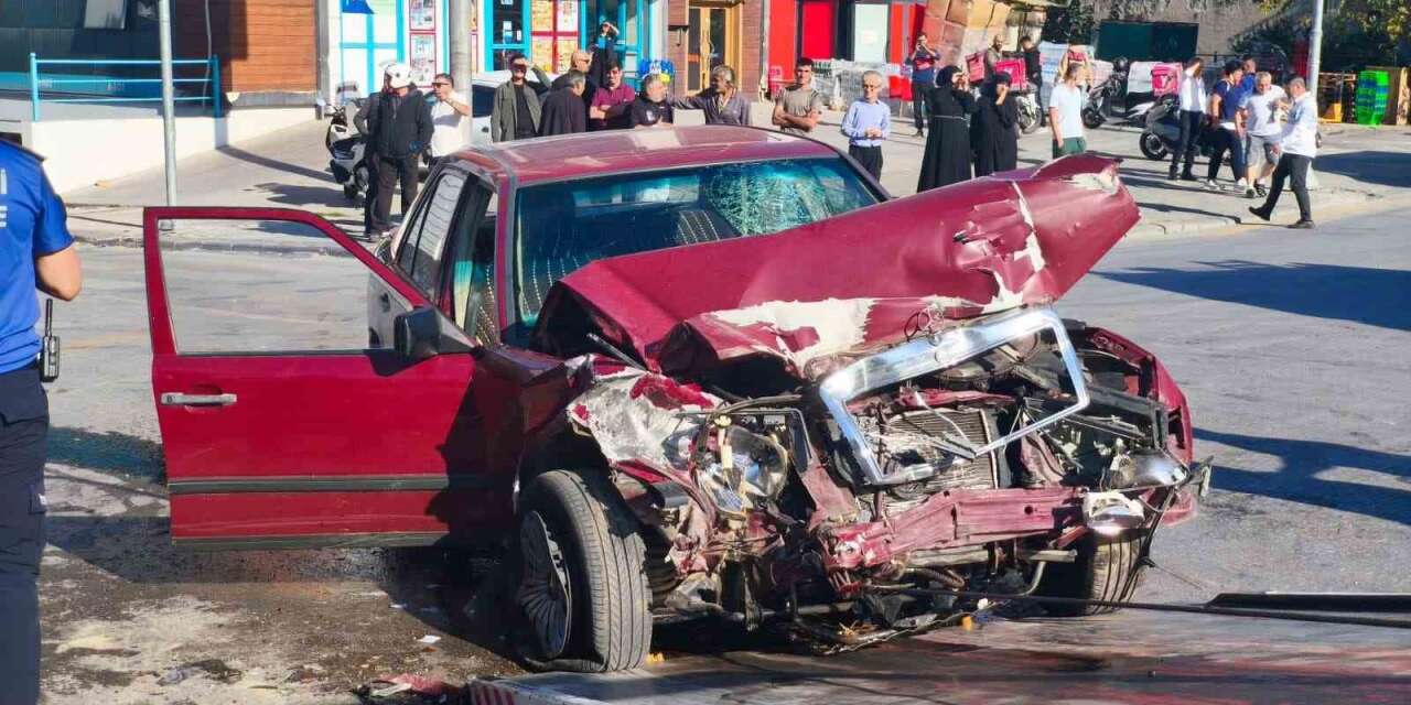 Kırmızı ışık ihlali yapan otomobil, halk otobüsüne çarptı: 2 yaralı
