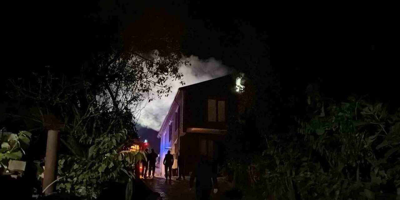 Düzce’de 2 katlı ahşap evde yangın