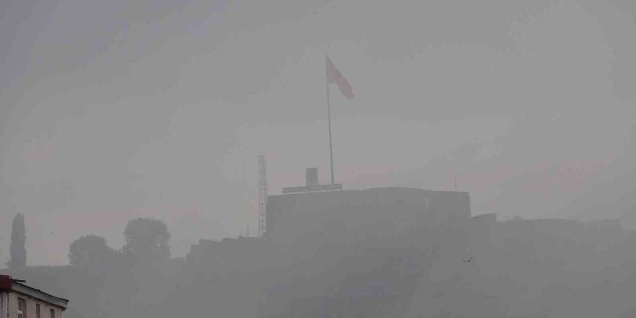 Kars’ta sis etkili oldu, tarihi Kars Kalesi sis bulutlarında kayboldu
