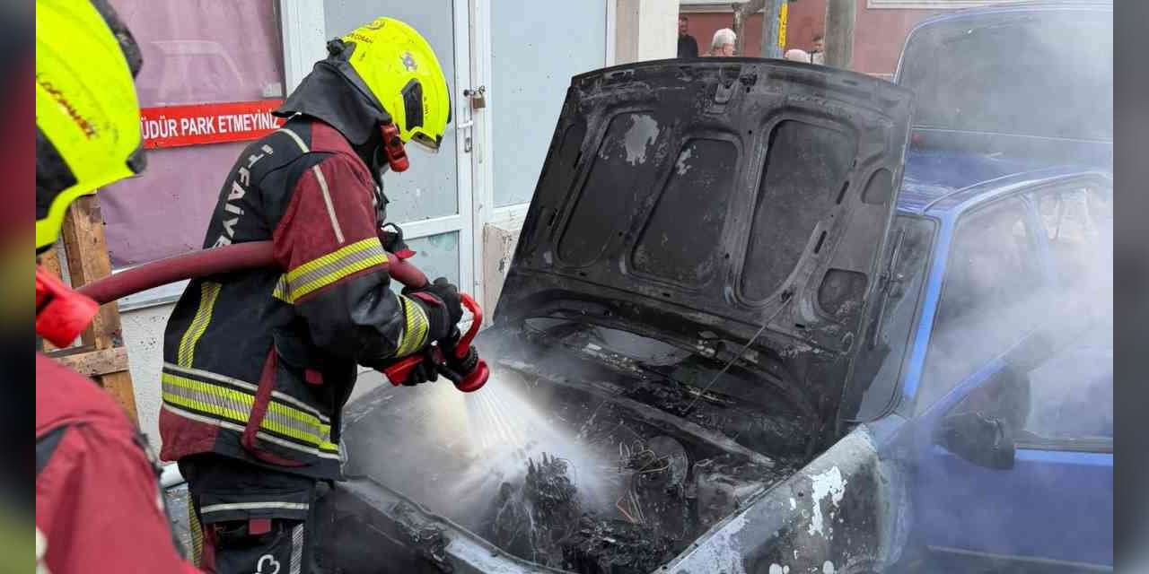Bandırma’da park halindeki otomobilin motor kısmında alev aldı