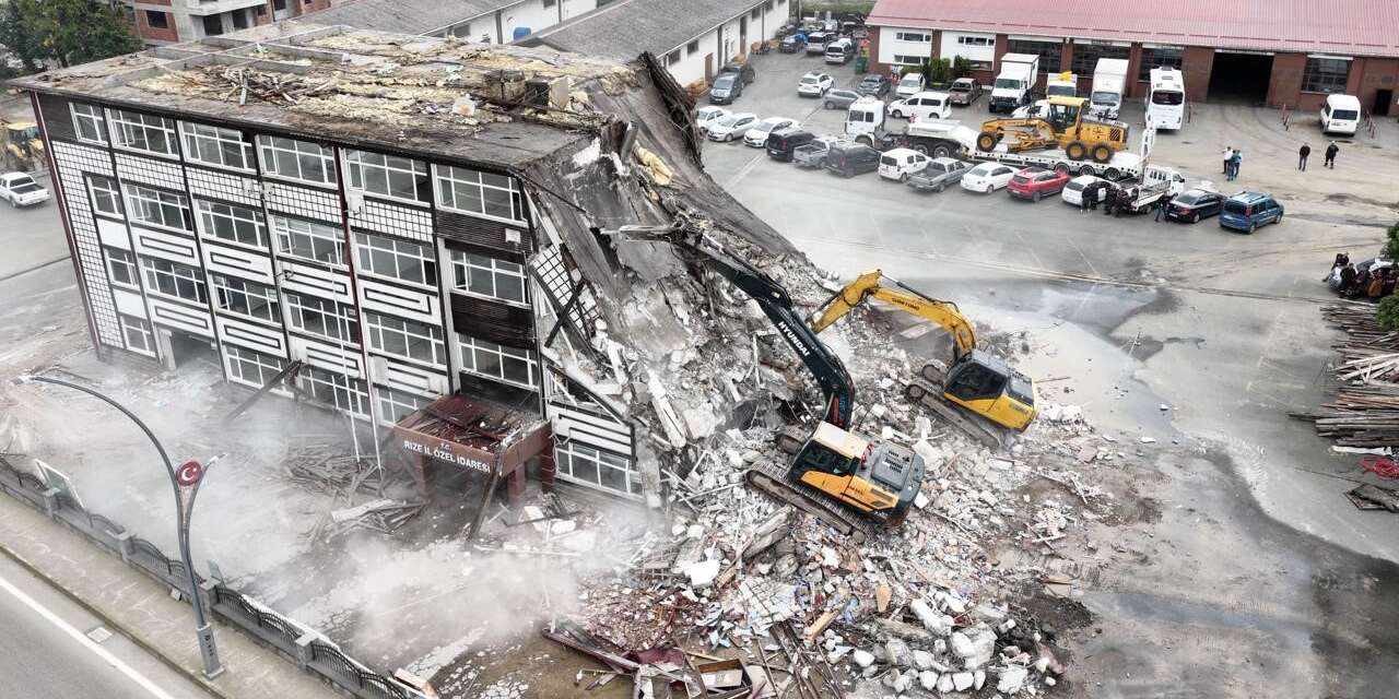 Rize İl Özel İdaresi’nin riskli binalarında yıkım başladı