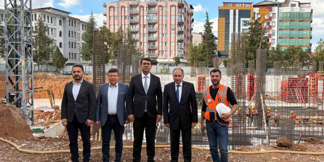 Vali Kartal, yapımı devam eden öğretmenevi ve sanat okulu inşaatını inceledi
