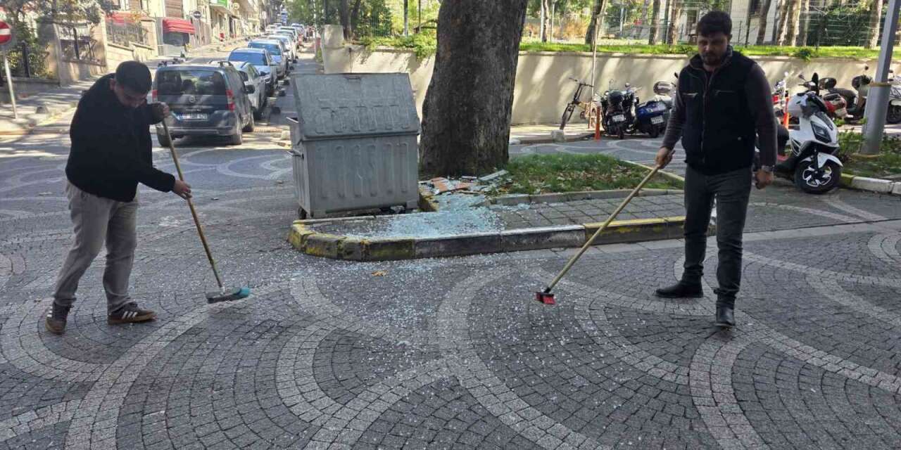 Bandırma’da tadilat atıkları yola savruldu, duşakabin camları tuzla buz oldu
