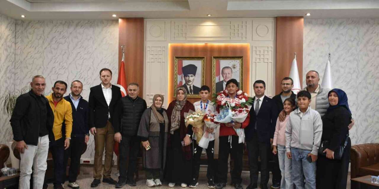 Balkan şampiyonunu ve balkan üçüncüsü çiçeklerle karşılandı