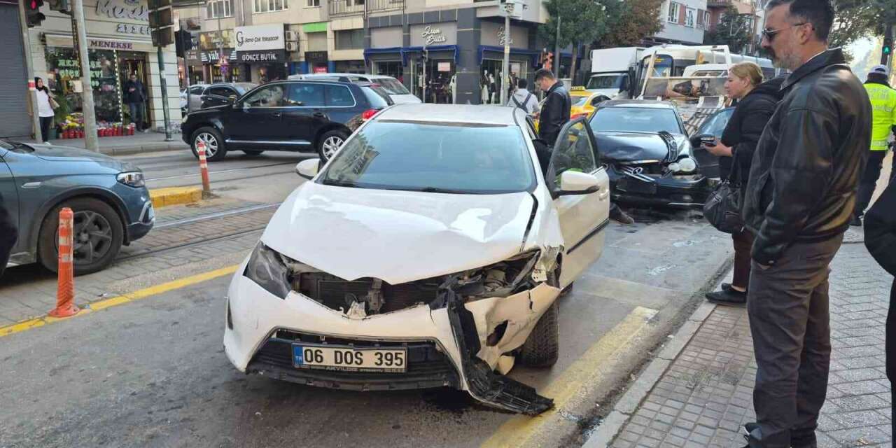Eskişehir’de iki araç kafa kafaya çarpıştı