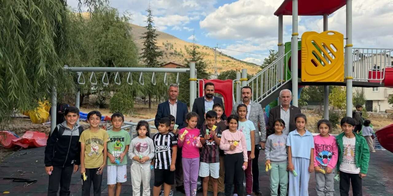 Kaymakam Pelvan deprem konutları ve çocuk parkları inceledi