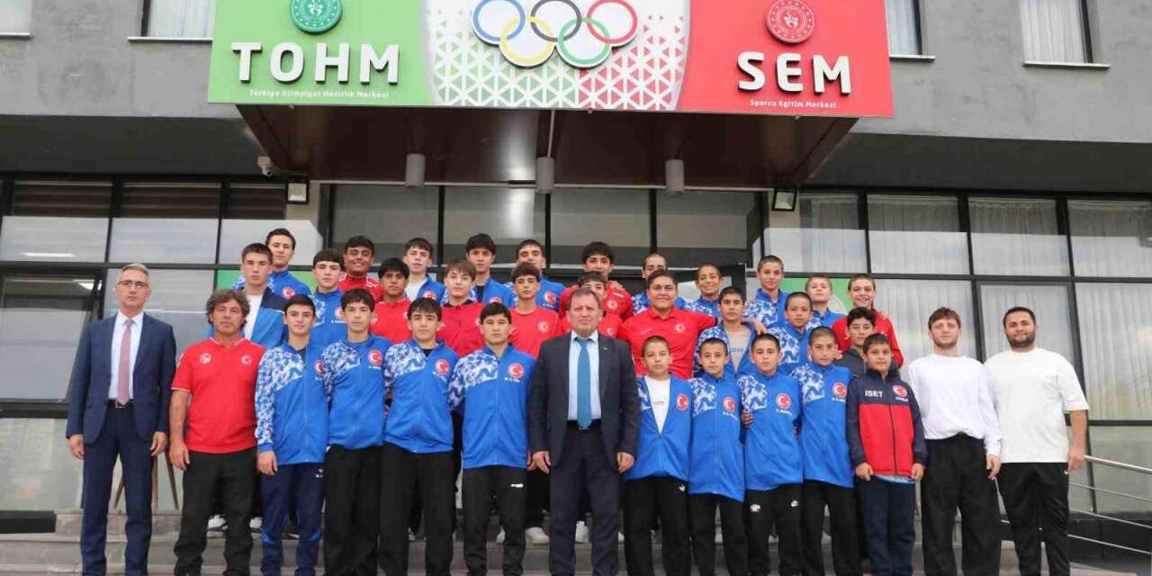 Balkan Şampiyonu güreşçiler için pasta kesildi