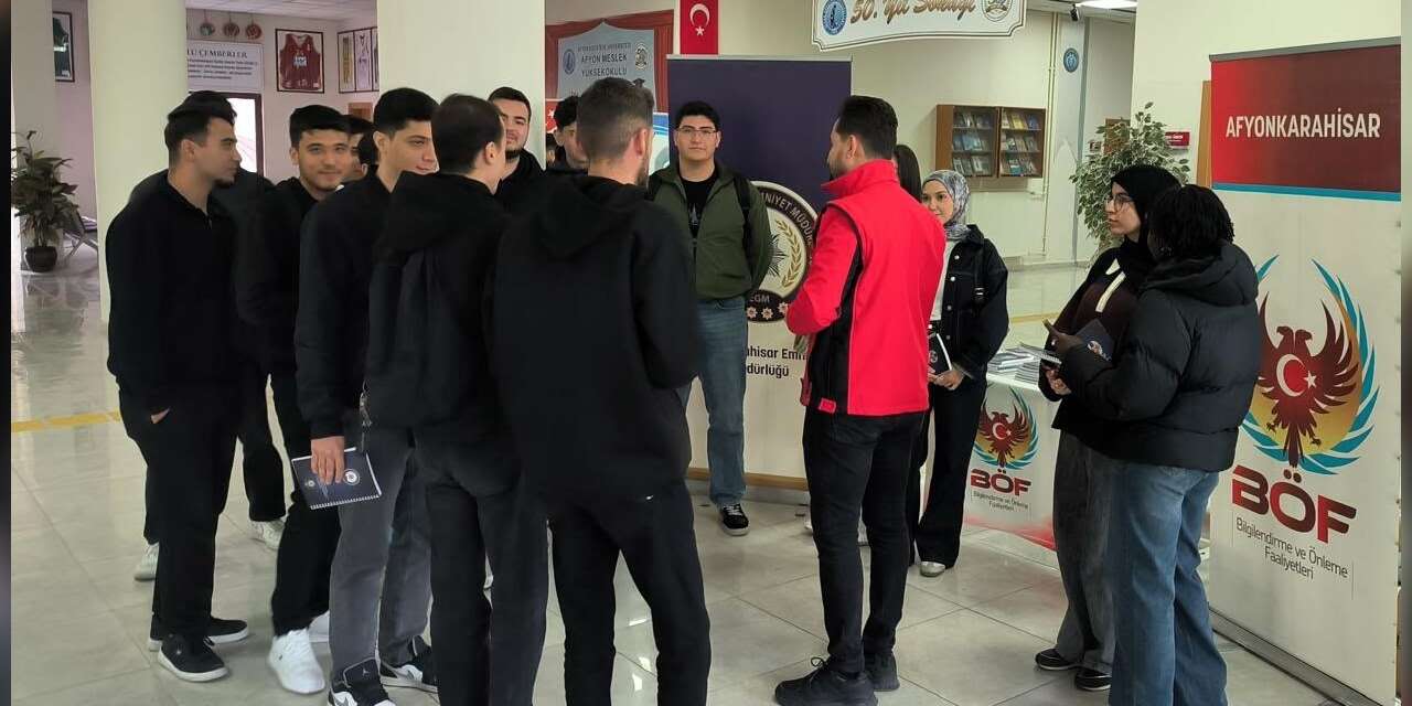 Polis ekipleri üniversite öğrencilerini bilgilendirdi