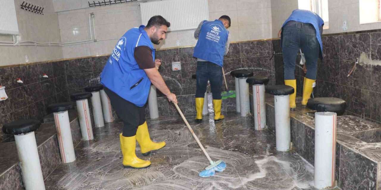 Korkut’ta gençler caminin bakımını üstlendi