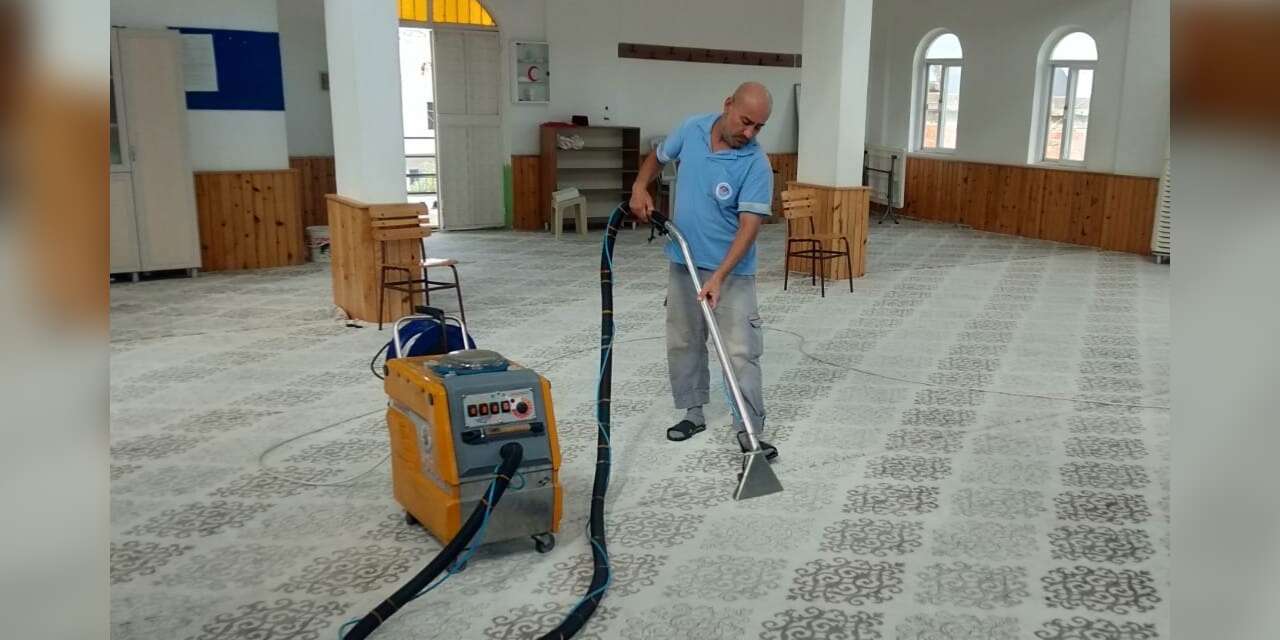 Akdeniz’de ibadethanelerin temizliği düzenli olarak yapılıyor