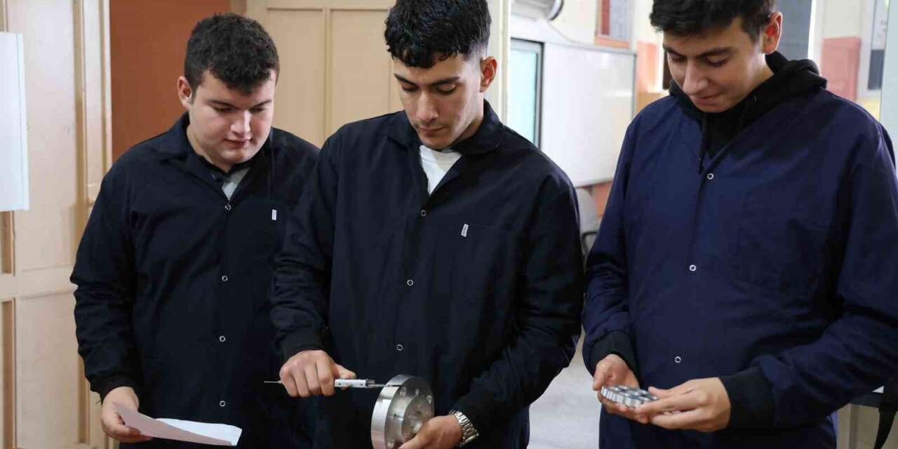 Kırşehir’de meslek lisesi öğrencileri endüstriyel robot kol üretimine başladı