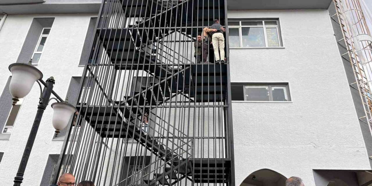 Tarihi çarşının merdivenlerine çıktı, korkulu anlar yaşattı