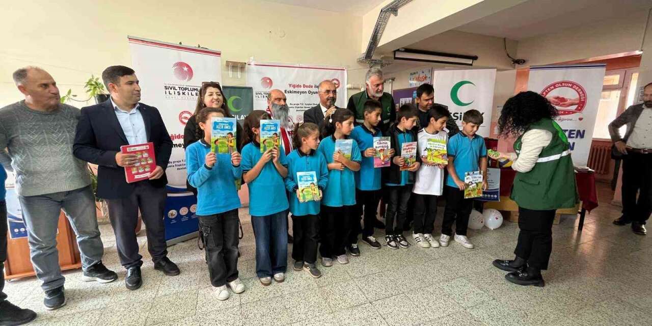 Yiğido dede çocuklara geleneksel oyunları anlattı