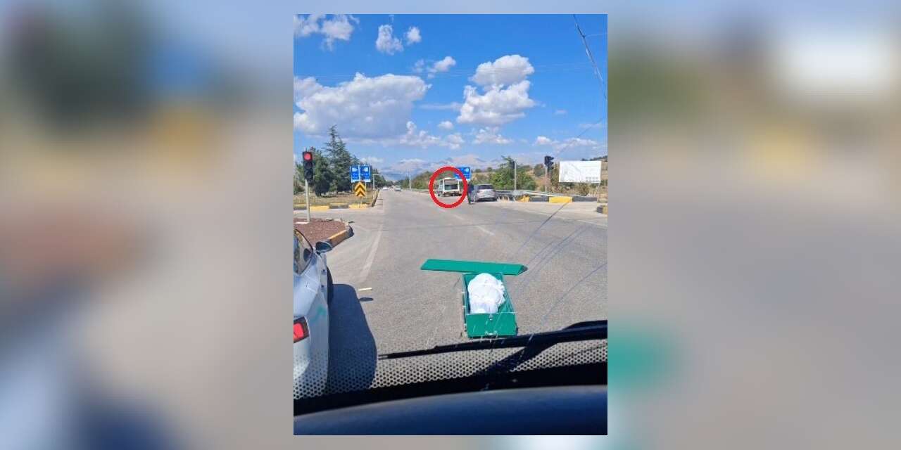 İçinde cenaze bulunan tabut, seyir halindeki cenaze nakil aracından yola düştü