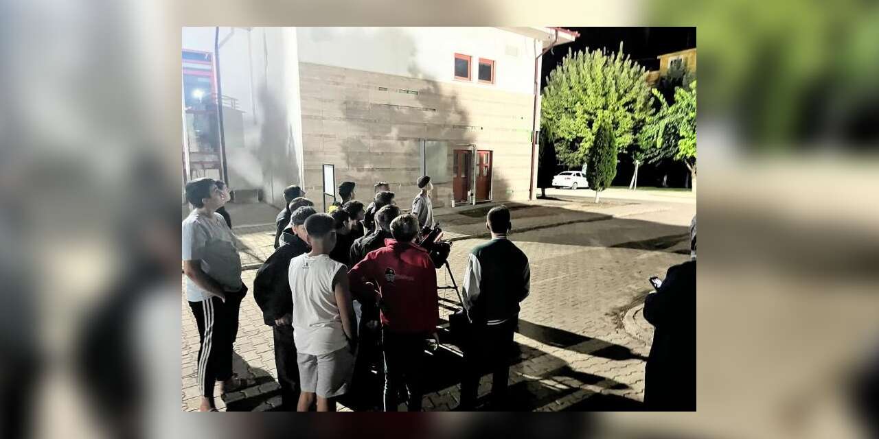 Bilecik’te çocuklar teleskopla gökyüzünü inceledi