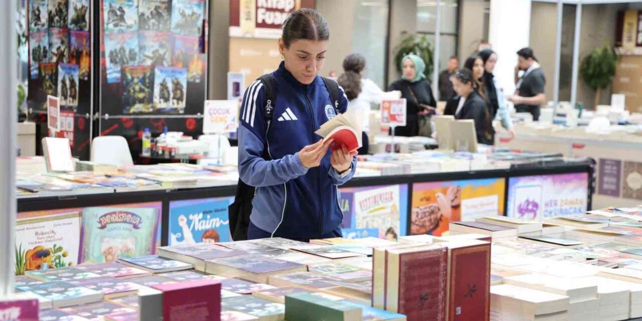 İrem, kitap ve söyleşilerle dolu fuarı işaret diliyle keşfetti