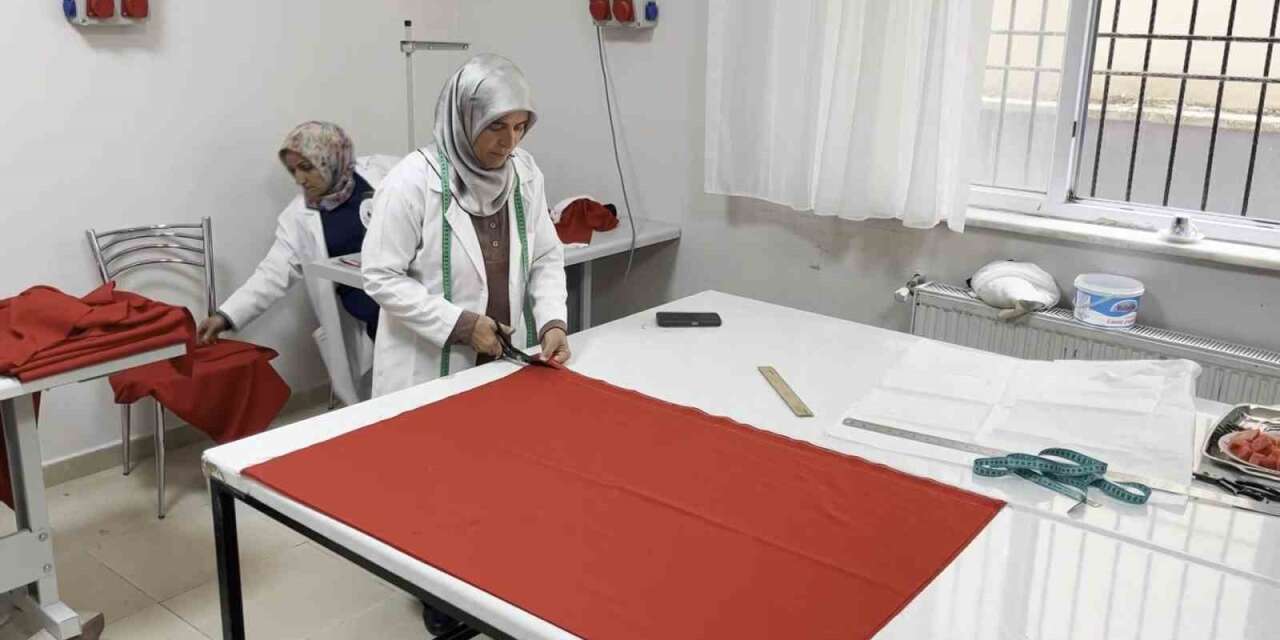 Türk bayrağını kendi elleriyle dikerek milli ve manevi değerleri üretime dönüştürüyorlar