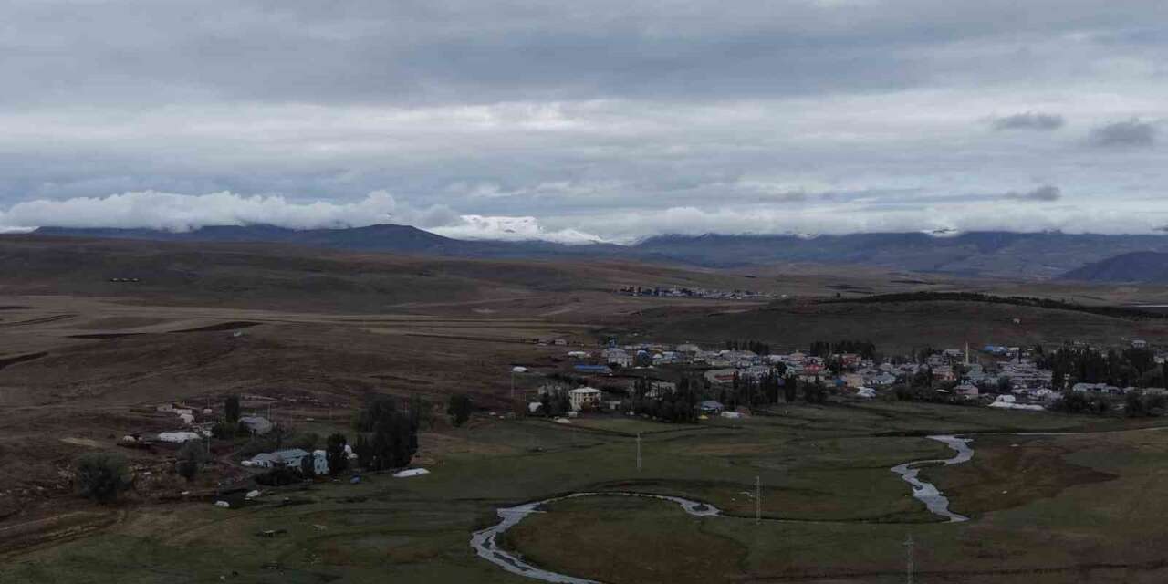 Kars’ta dağların zirvesi beyaza büründü