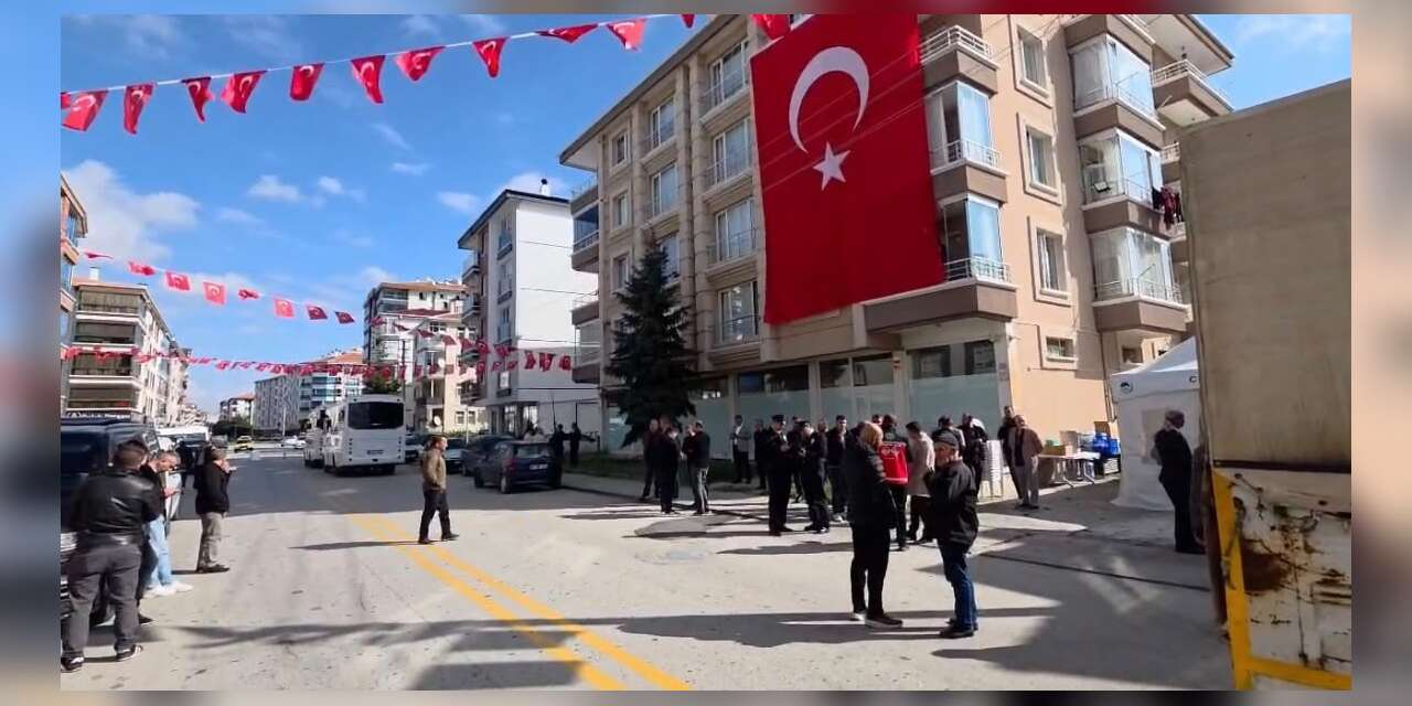 Şehit polis Ahmet Türkoğlu’nun baba ocağına Türk bayrağı asıldı